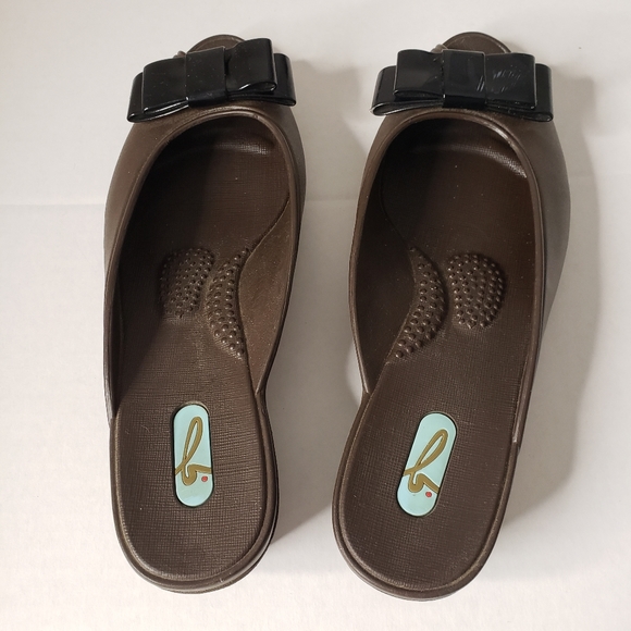 Oka B. waterproof wedge sandals, sz Medium, bow - Picture 2 of 16